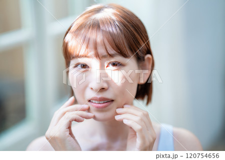 肌の潤いを実感するショートボブの女性 肌の潤いを実感するショートボブの女性 120754656