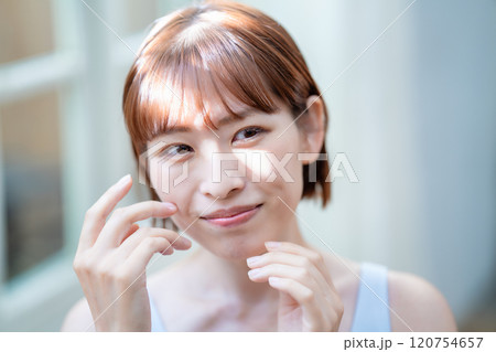 肌の潤いを実感するショートボブの女性 肌の潤いを実感するショートボブの女性 120754657