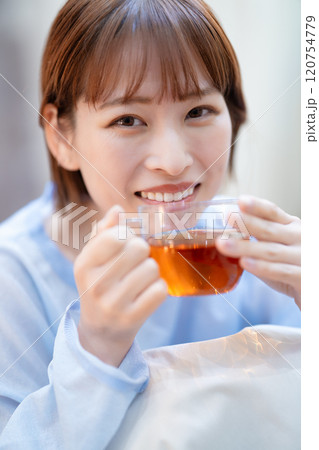 紅茶を飲むフェミニンな雰囲気の若い女性 紅茶を飲むフェミニンな雰囲気の若い女性 120754779