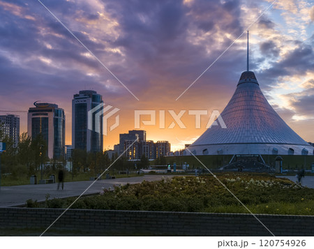 カザフスタン・アスタナ 夕暮れのカーン・シャティール / Khan Shatyr, Astana, 120754926