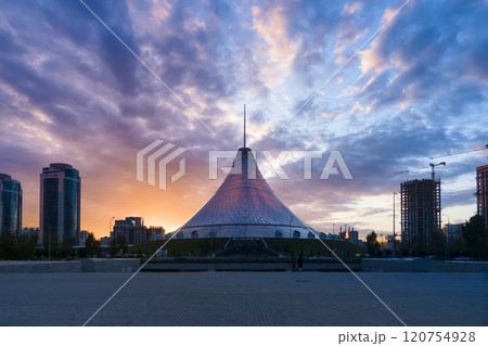 カザフスタン・アスタナ 夕暮れのカーン・シャティール / Khan Shatyr, Astana, 120754928