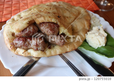 ボスニア料理　チェヴァピ　モスタルのレストランにて 120755010
