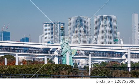 晴れ渡ったお台場　自由の女神像（東京都港区） 120755080