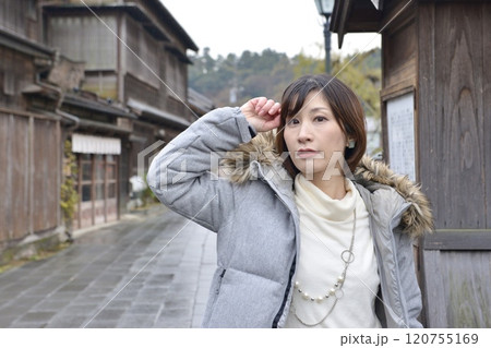 佐原の町並みでポーズをとる若い女性 120755169