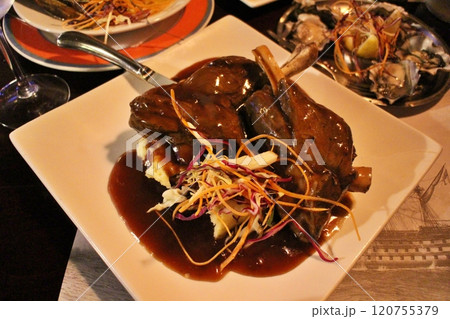 ニュージーランド料理　ラムシャンクの赤ワイン煮込み　オークランドのレストランにて 120755379