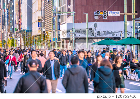 日本の東京都市景観　師走。外国人観光客らで賑わう銀座ホコ天。三愛解体や銀座六プロジェクト…＝1日 120755410