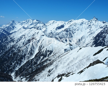 北アルプス・大天井岳から望む残雪の槍ヶ岳と穂高連峰 120755423