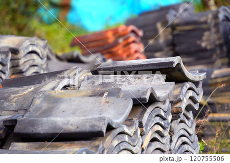 山積みの瓦 山積みの瓦 120755506
