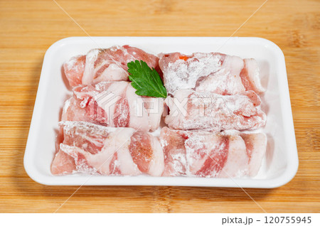 豚ロース肉で巻いた柿 120755945