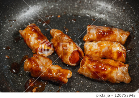 フライパンで焼く柿の肉巻き フライパンで焼く柿の肉巻き 120755948