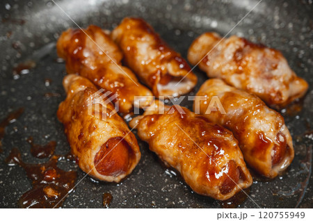 フライパンで焼く柿の肉巻き フライパンで焼く柿の肉巻き 120755949