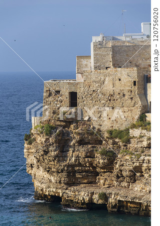 Traditional houses on dramatic cliffs rising from Adriatic sea in Polignano a Mare, Italy 120756020