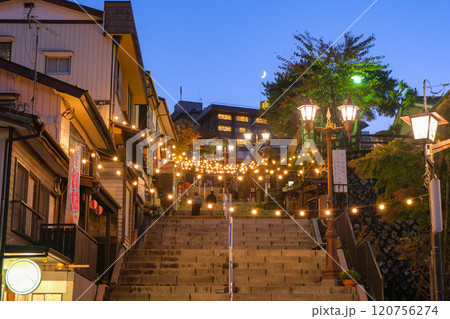 群馬県渋川市 夕暮れの伊香保、伊香保温泉石段街 群馬県渋川市 夕暮れの伊香保、伊香保温泉石段街 120756274