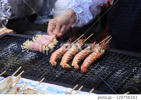 縁日で炭火焼きを焼く手元 縁日で炭火焼きを焼く手元 120756381