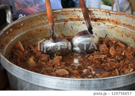 大鍋のモツ煮 居酒屋の名物料理 大鍋のモツ煮 居酒屋の名物料理 120756857