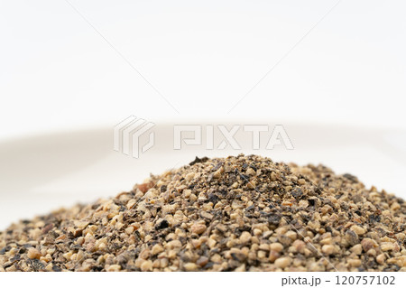 粗びきの黒胡椒のクローズアップ 粗びきの黒胡椒のクローズアップ 120757102