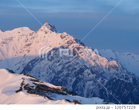北アルプス・燕岳から望む槍ヶ岳のモルゲンロート 北アルプス・燕岳から望む槍ヶ岳のモルゲンロート 120757229