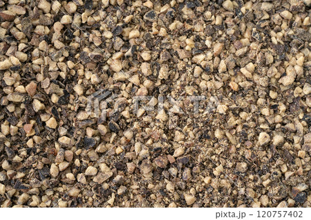 粗びきの黒胡椒のクローズアップ 粗びきの黒胡椒のクローズアップ 120757402