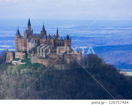 ヨーロッパの山の上の美しいお城 ホーエンツォレルン城 120757484