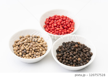 ピンクペッパーとブラックペッパーとホワイトペッパーのホール 120757528