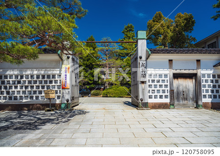 金沢 成巽閣 春の門前風景 120758095