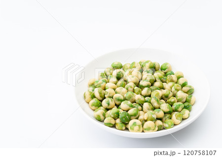お皿に入ったグリーンピースの豆菓子 お皿に入ったグリーンピースの豆菓子 120758107