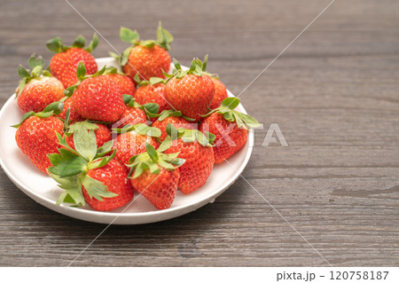 お皿に盛りつけされているイチゴ 120758187