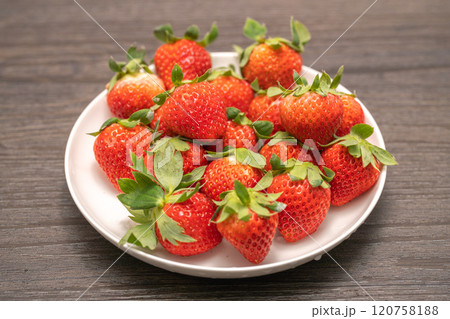 お皿に盛りつけされているイチゴ 120758188