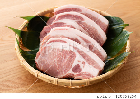とんかつ用の厚切りの豚ロース肉 120758254