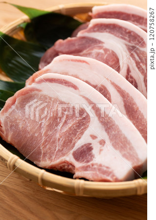 とんかつ用の厚切りの豚ロース肉 120758267
