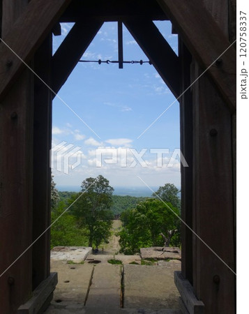 【カンボジア】プレアヴィヒア寺院の建造物の門から見る参道の景色 120758337