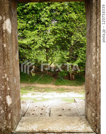 【カンボジア】プレアヴィヒア寺院の建造物の門から見る参道の景色 【カンボジア】プレアヴィヒア寺院の建造物の門から見る参道の景色 120758339