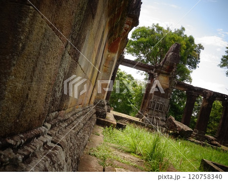 【カンボジア】プレアヴィヒア寺院 第二塔門の建造物 【カンボジア】プレアヴィヒア寺院 第二塔門の建造物 120758340