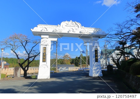 静岡県御殿場市 富士仏舎利塔平和公園の白い門 静岡県御殿場市 富士仏舎利塔平和公園の白い門 120758497