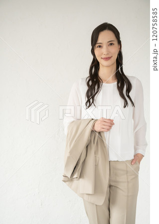 屋内でジャケットを持つ女性 屋内でジャケットを持つ女性 120758585