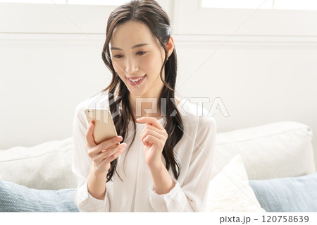 スマホを操作する女性 スマホを操作する女性 120758639