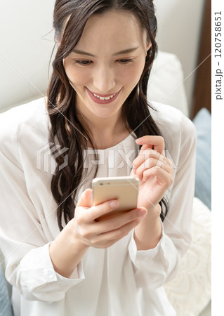 スマホを操作する女性 120758651