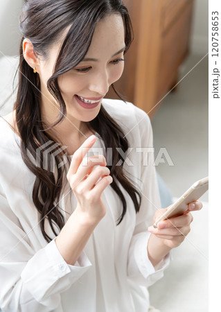 スマホを操作する女性 120758653