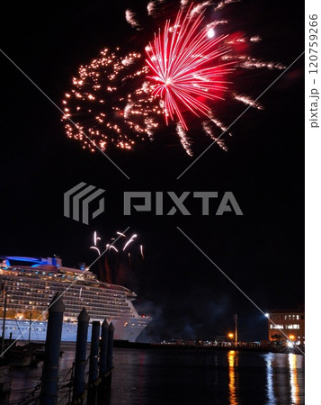 静岡県　月と花火と豪華客船　10月 120759266