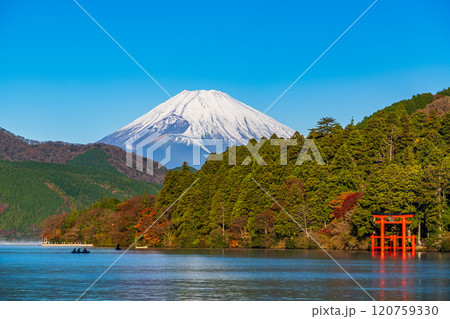 【神奈川県】毛嵐が発生した、秋の芦ノ湖と富士山 【神奈川県】毛嵐が発生した、秋の芦ノ湖と富士山 120759330