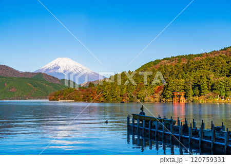 【神奈川県】毛嵐が発生した、秋の芦ノ湖と富士山 120759331