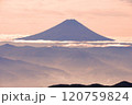 逆光の富士山 120759824