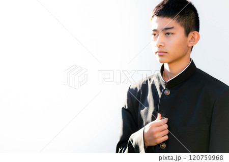 第二ボタンに手を添える中学生 120759968