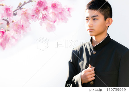 卒業式イメージ 第二ボタンを触る中学生 卒業式イメージ 第二ボタンを触る中学生 120759969