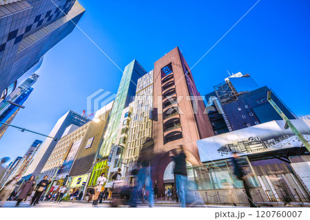 日本の東京都市景観 師走。外国人観光客らで賑わう銀座ホコ天。再開発続々、三愛解体など4か所で…=1日 日本の東京都市景観 師走。外国人観光客らで賑わう銀座ホコ天。再開発続々、三愛解体など4か所で…=1日 120760007