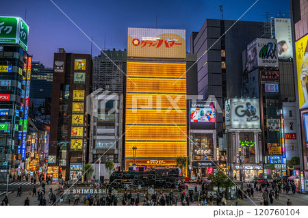 東京都港区の都市風景 新橋駅前:グランハマー(2024年開業) 東京都港区の都市風景 新橋駅前:グランハマー(2024年開業) 120760104