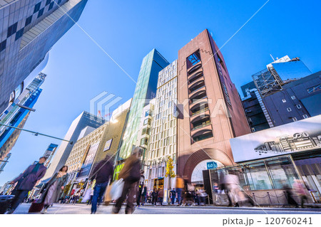 日本の東京都市景観　師走。外国人観光客らで賑わう銀座ホコ天。再開発続々、三愛解体など4か所で…＝1日 120760241