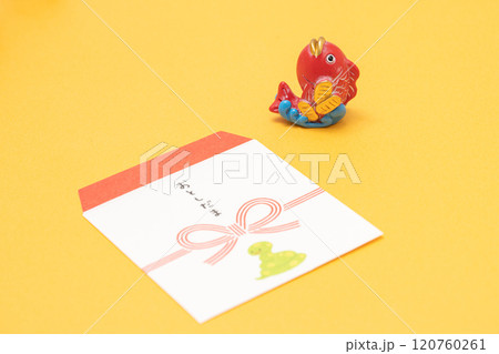 新年のお祝いのお年玉素材 120760261