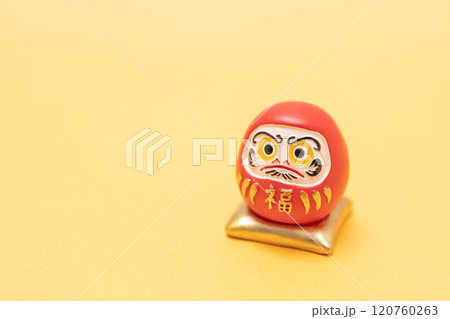 黄色背景のお正月素材 120760263