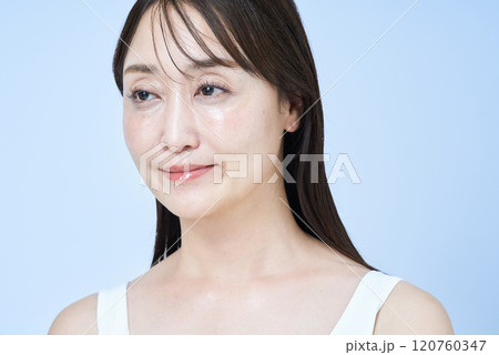 ミドル世代の女性のポートレート 120760347